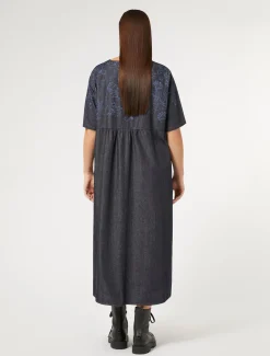 Abito in denim con ricamo