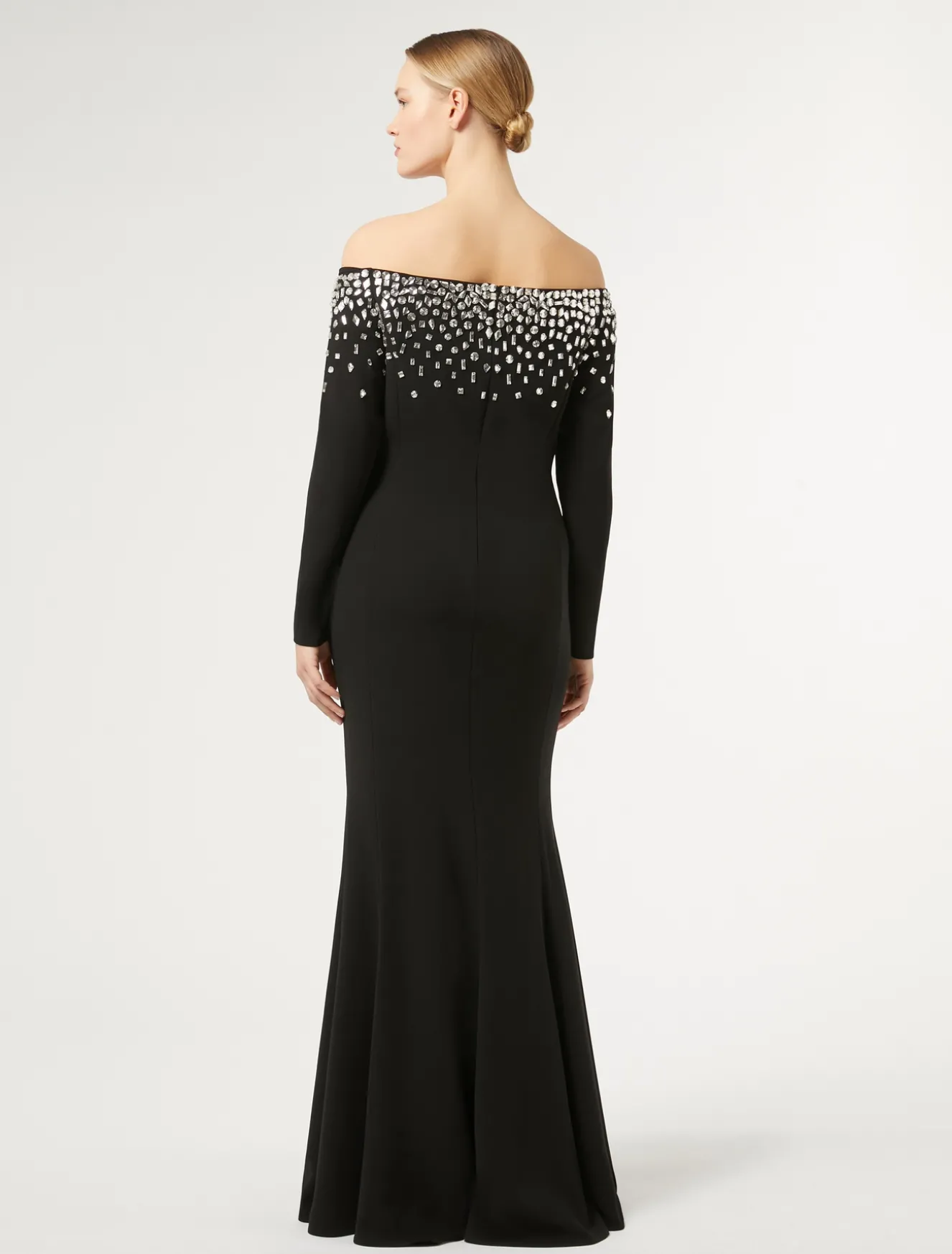 Abito lungo in cady con ricamo