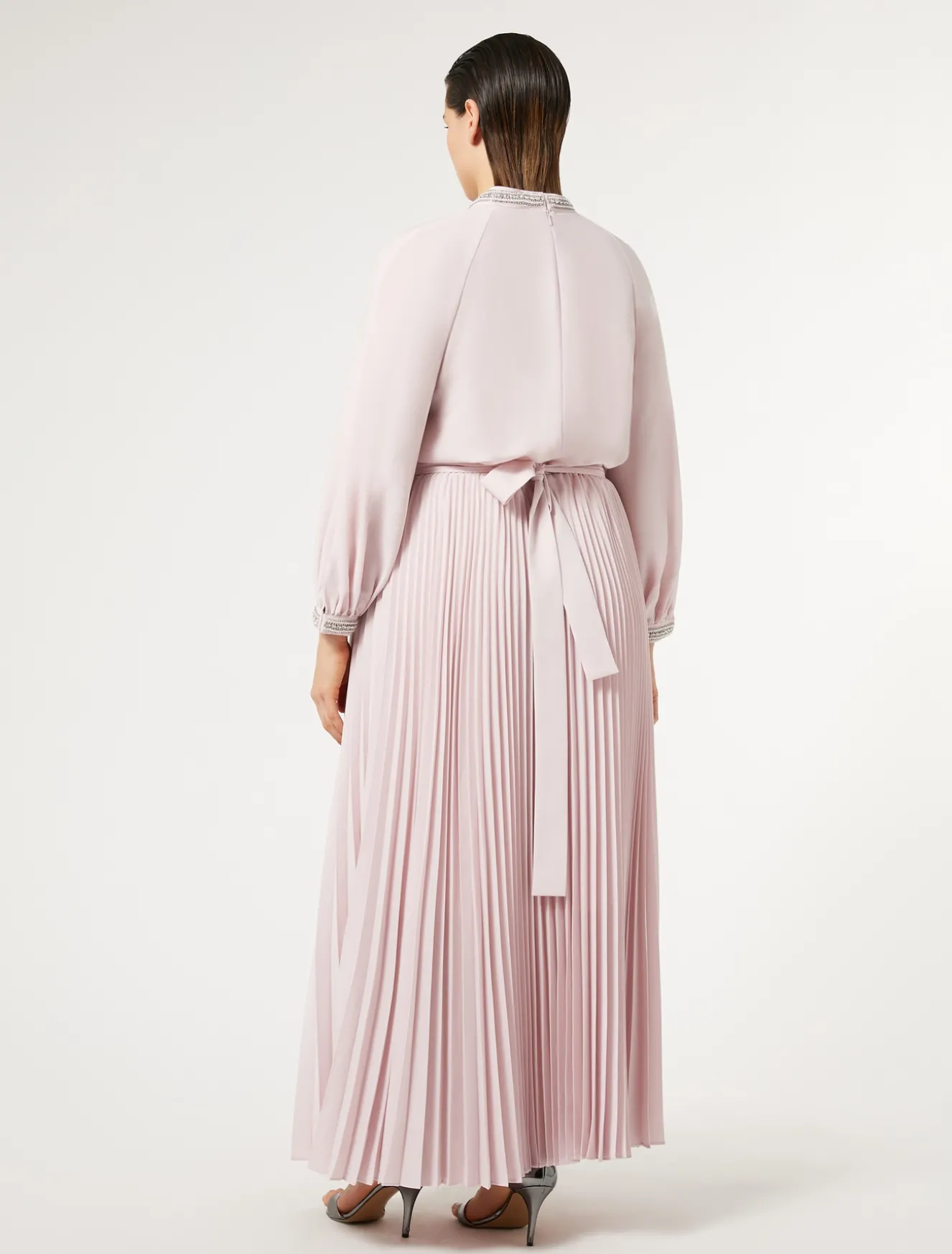 Abito lungo in crêpe con ricami