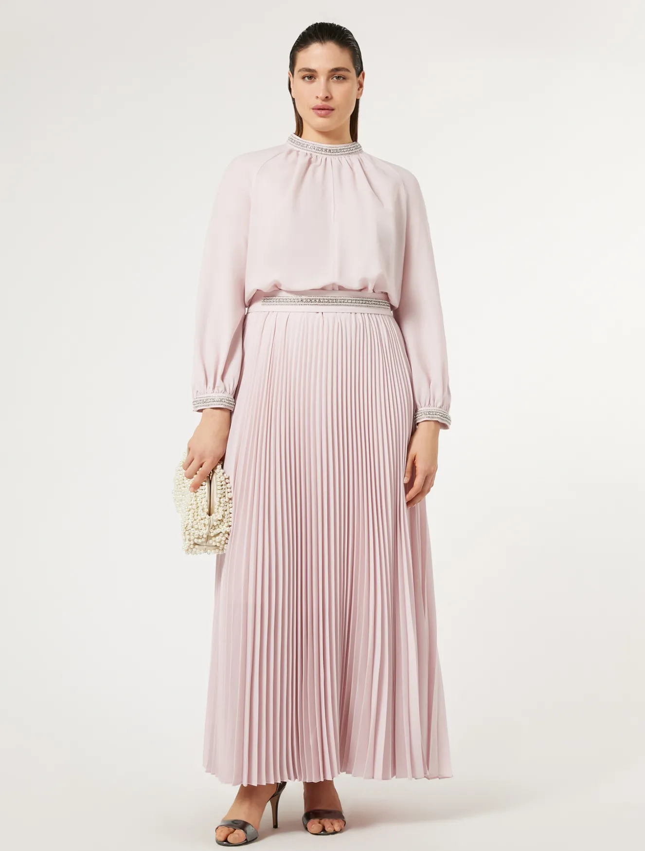 Abito lungo in crêpe con ricami