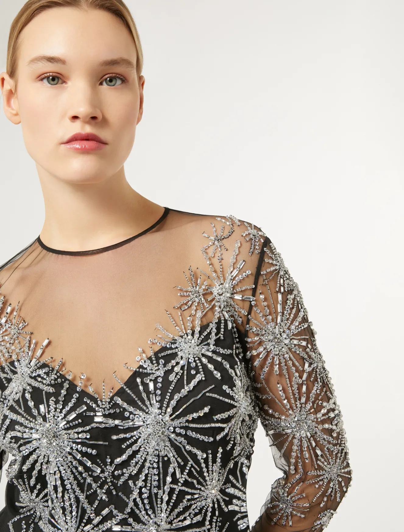 Abito lungo in tulle con ricamo