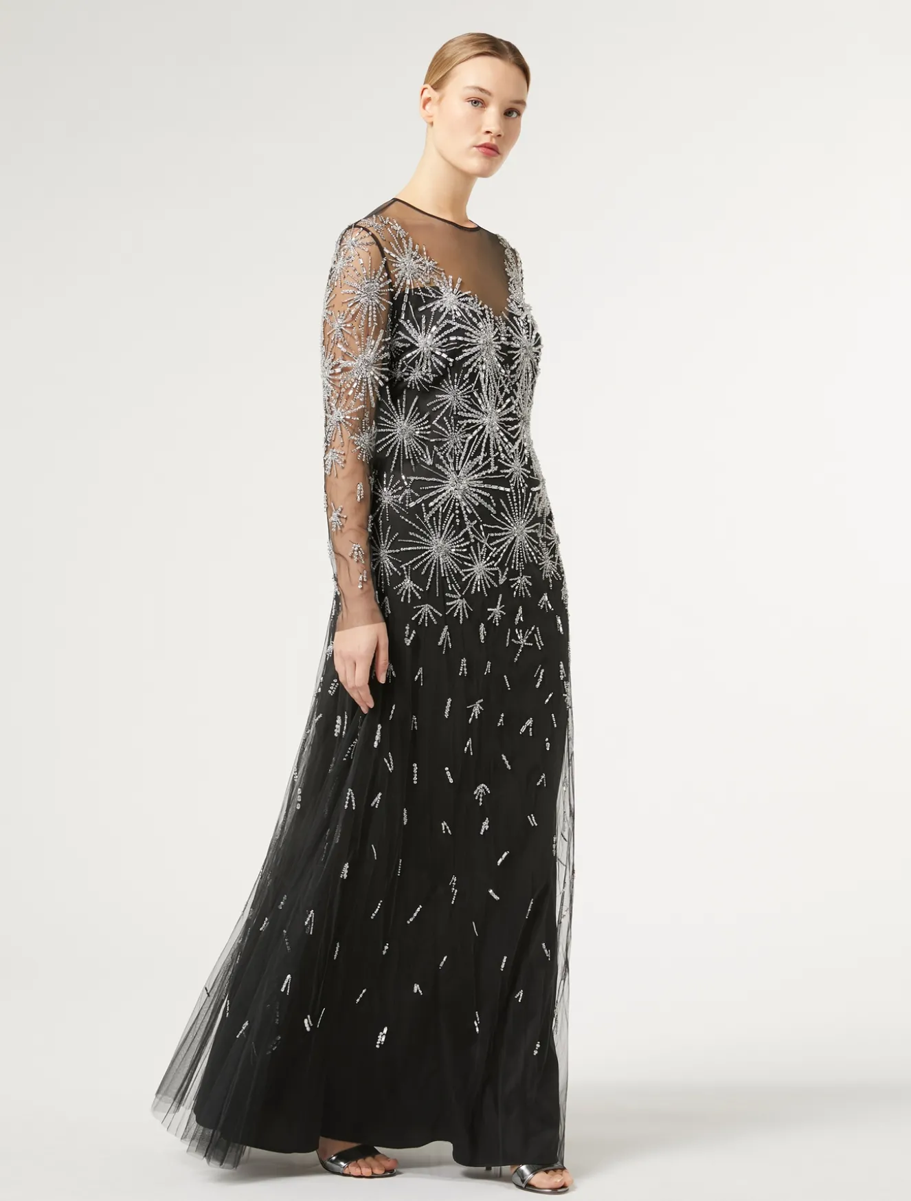 Abito lungo in tulle con ricamo