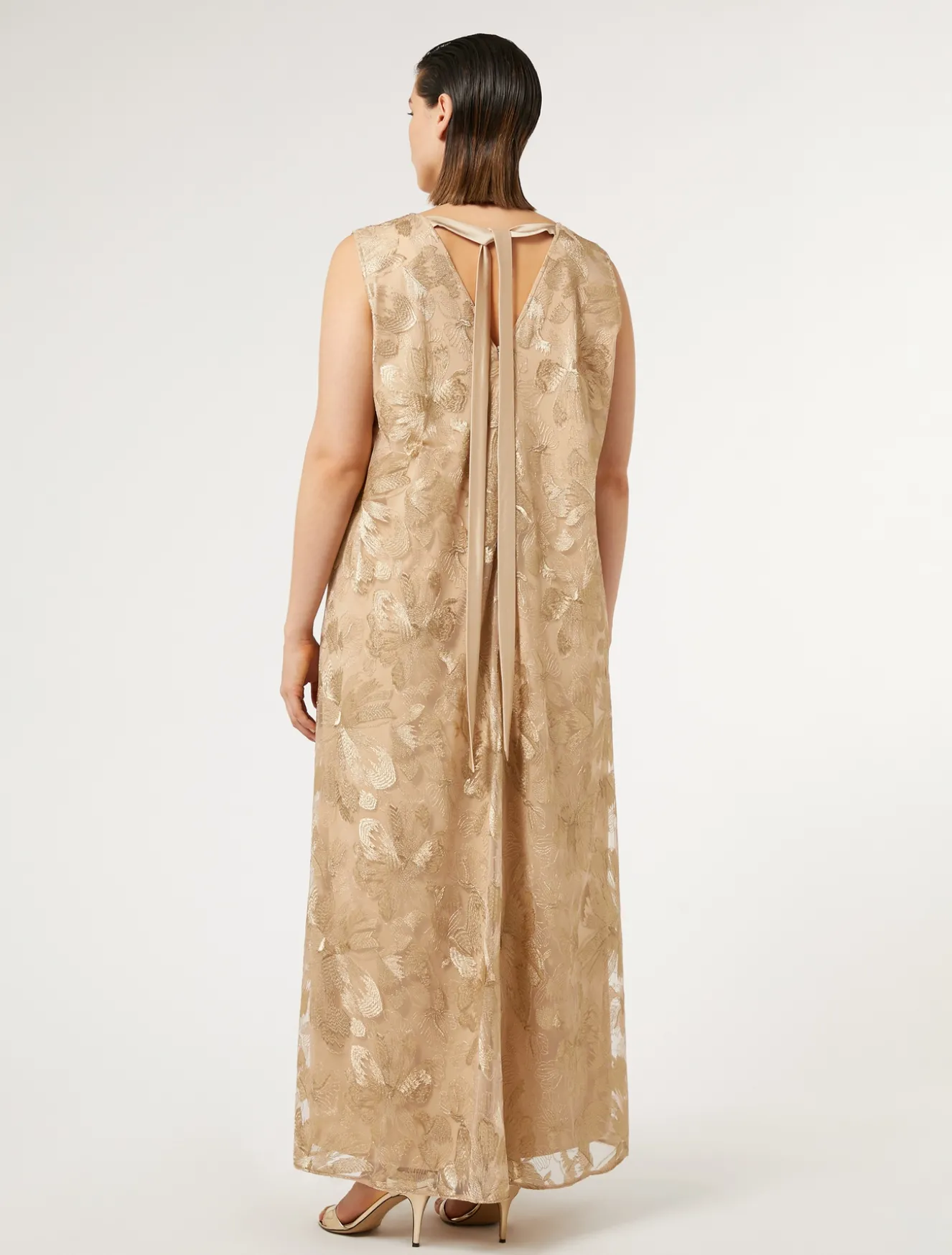 Abito lungo in tulle ricamato