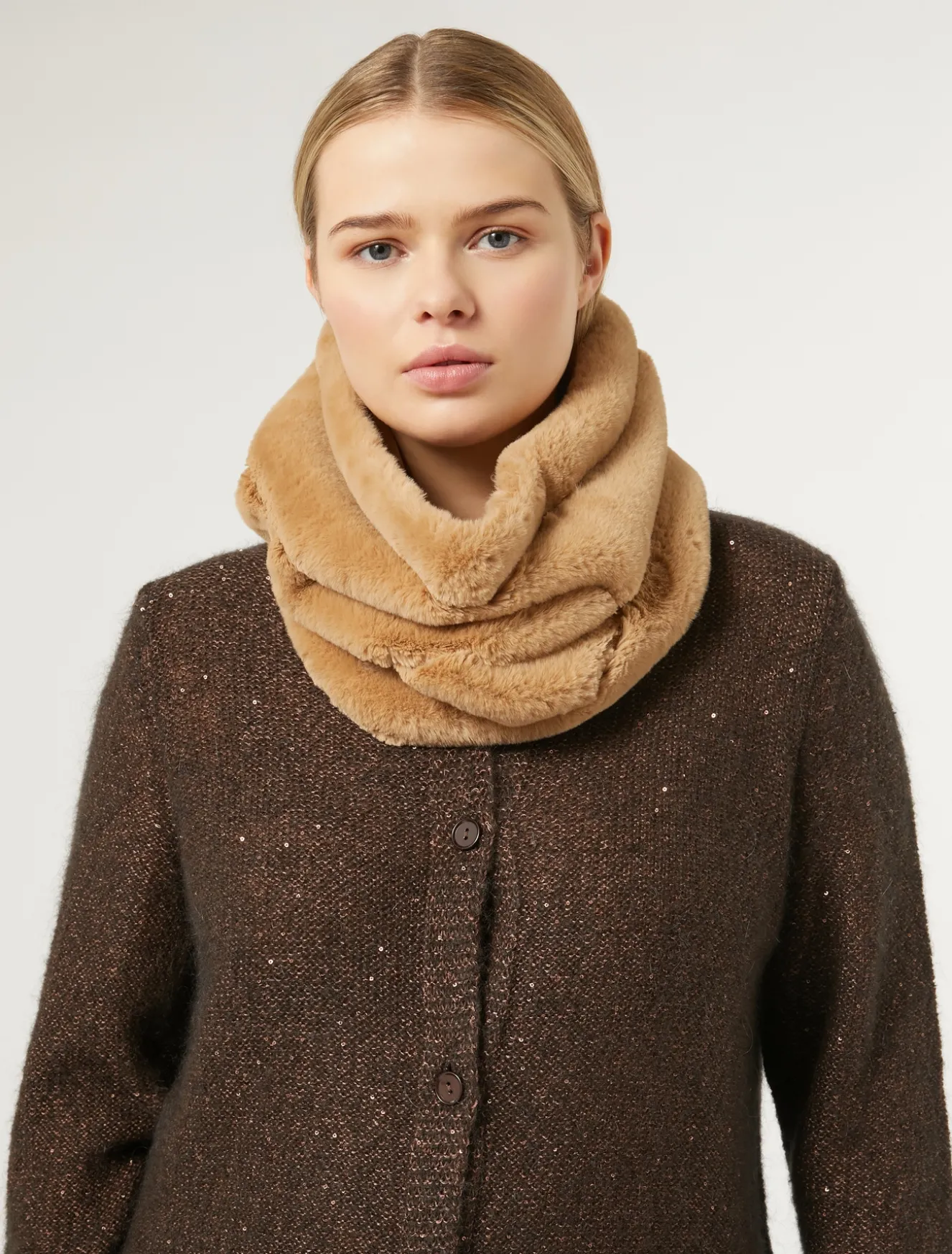 Collo in tessuto effetto pelliccia