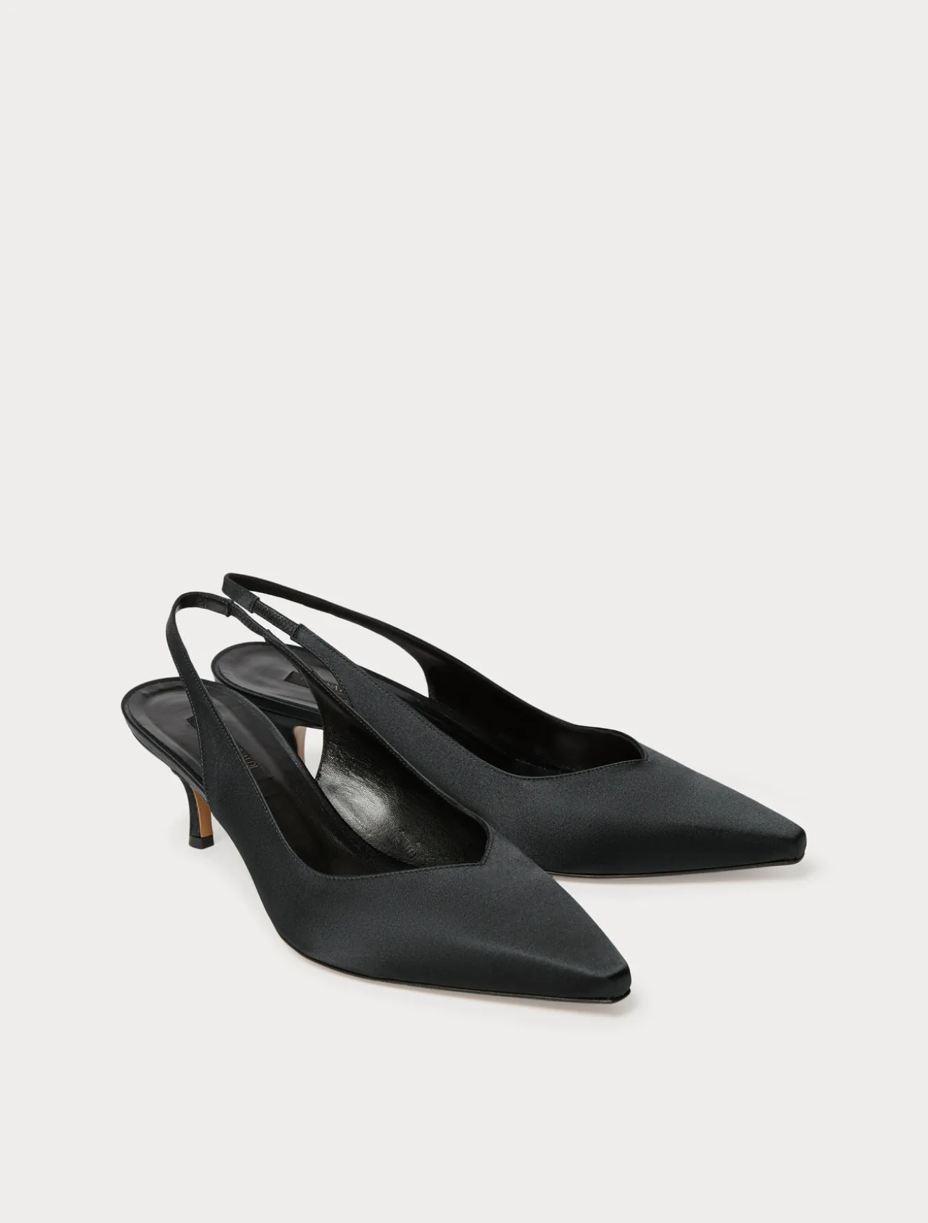 Décolleté sling back in raso