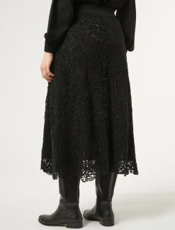 Gonna con ricamo macramè