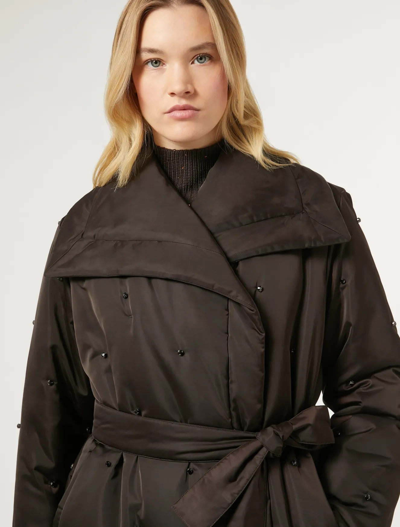 Imbottito in raso ricamato